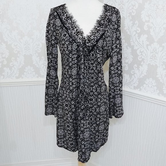 NWT Charlotte Russe Black White Floral Tie Front Long Flare Sleeve Dress XS - Picture 1 of 4